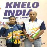 KHELNEWZ BILASPUR DESK विधायक सुशांत ने प्रतिभावान खिलाड़ियों को किए हॉकी स्टिक वितरित