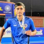 KHELNEWZ DURG DESK जिला कुश्ती संघ ने अंतरराष्ट्रीय पदक विजेता खिलाड़ी मनु यादव व कोच संतोषी चंद्राकर का किया सम्मान