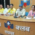 KHELNEWZ DURG DESK जिला कुश्ती संघ ने अंतरराष्ट्रीय पदक विजेता खिलाड़ी मनु यादव व कोच संतोषी चंद्राकर का किया सम्मान